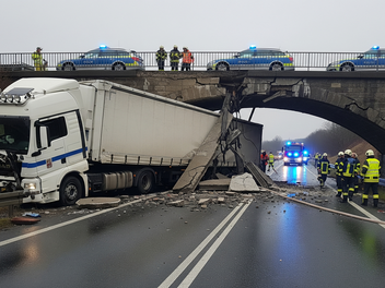Lkw kollidiert mit Brücke