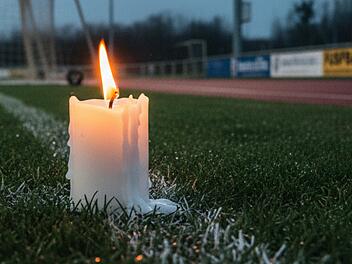 SV Leerstetten: Fränkischer Fußballverein trauert um seinen Trainer (36) Trauer-Symbolbild Fußball - für verstorbene Spieler, Trainer, Fans etc.