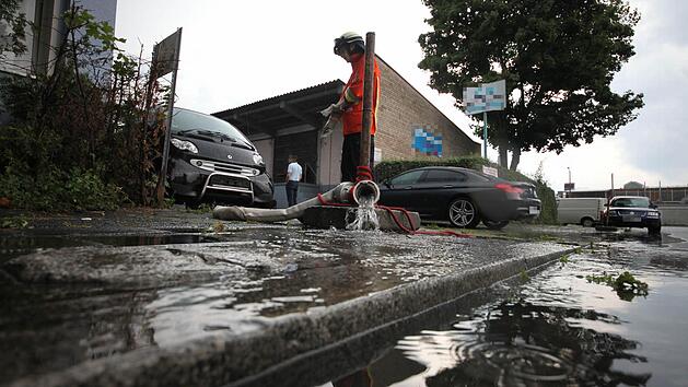 Feuerwehr beim Auspumpen von Kellern am Sonntag an der Eschenstrasse in N&uuml;rnberg. Foto: News5 / Grundmann