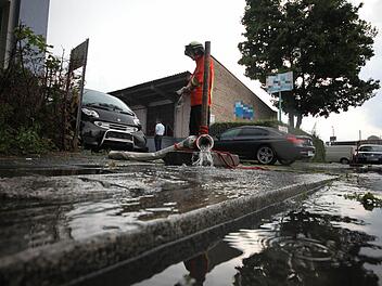 Feuerwehr beim Auspumpen von Kellern am Sonntag an der Eschenstrasse in Nürnberg. Foto: News5 / Grundmann