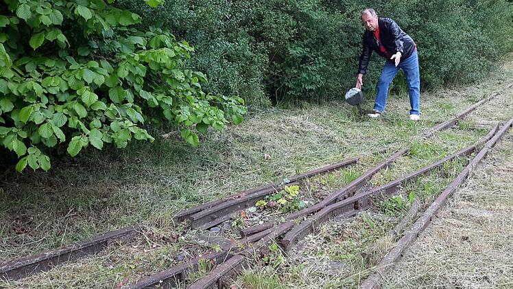 Endstation im wahrsten Sinne des Wortes, aber die Gleise liegen noch. Werner Drost aus Oberhausen kann einfach nicht nachvollziehen, warum der Betrieb des "Kurbähnle", das einst bis zum Backhäusle fuhr, damals eingestellt wurde. Foto: Rolf Pralle