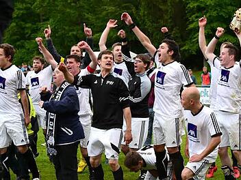 Im 95. Gründungsjahr des FC Einigkeit Rottershausen gab es Grund zum Jubeln, denn der 1. Mannschaft gelang der Aufstieg in die Kreisklasse Rhön 2 . Zum Fest am Wochenende spielte die 1. Mannschaft und gewann gegen Eichenhausen. Foto: Archiv: Anand Anders