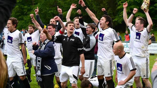 Im 95. Gründungsjahr des FC Einigkeit Rottershausen gab es Grund zum Jubeln, denn der 1. Mannschaft gelang der Aufstieg in die Kreisklasse Rhön 2 . Zum Fest am Wochenende spielte die 1. Mannschaft und gewann gegen Eichenhausen. Foto: Archiv: Anand Anders