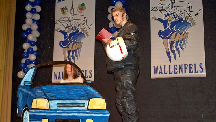 Maik Förner als Polizist und Leonie Piwonski als Autofahrerin. Foto: Sabine Deuerling