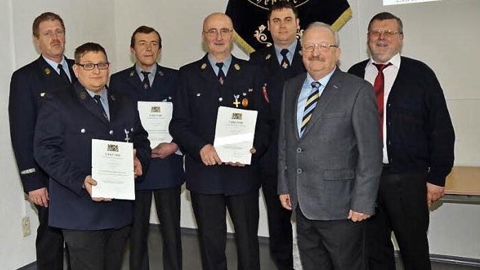 Ehrungen mit Ehrenzeichen in Gold und Silber (von links): KBI Harald Schnappauf, Mario Müller, Hans Scherbel, Dieter Zapf, 1. Kommandant Matthias Raab, Bernd Steger (Landratstellvertreter) und Arno Hoffmann (Zweiter Bürgermeister) Fotos: eh