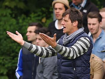 Keinesfalls mit leeren Händen möchte Jahn-Trainer Michael Hutzler nach Schlusspfiff gegen den ASV Burglengenfeld (Sa., 15 Uhr) am Seitenrand stehen. Drei Punkte sind für das Schlusslicht schon Pflicht.  Foto: Zink