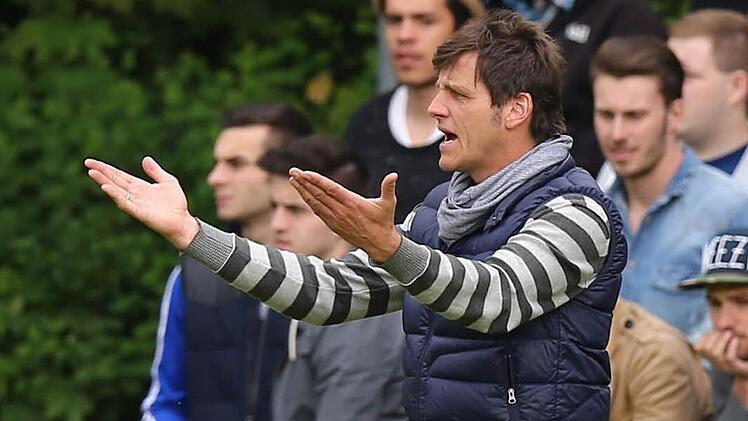 Keinesfalls mit leeren Händen möchte Jahn-Trainer Michael Hutzler nach Schlusspfiff gegen den ASV Burglengenfeld (Sa., 15 Uhr) am Seitenrand stehen. Drei Punkte sind für das Schlusslicht schon Pflicht.  Foto: Zink
