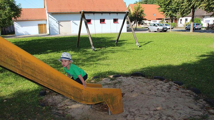 Die Umgestaltung des Spielplatzes am Feuerwehrhaus hat für die Saltendorfer oberste Priorität. Foto: Andreas Dorsch