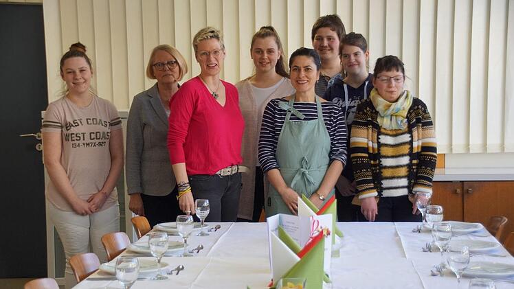 Ein Erinnerungsfoto mit Cettina Vincenzino (4. von rechts) musste natürlich sein, bevor die Gäste zum Essen am italienisch gestalteten Tisch eintrafen.Sabine Weinbeer