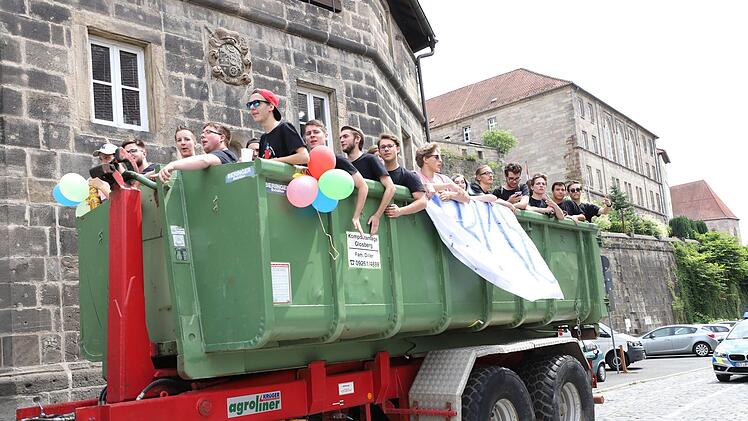 Ausgelassene Stimmung: Auf von Traktoren gezogenen Anhängern ließen sich die Abiturienten durch die Kronacher Innenstadt chauffieren - und die Kreisstadt dabei an ihrer Freude teilhaben. Foto: Marian Hamacher