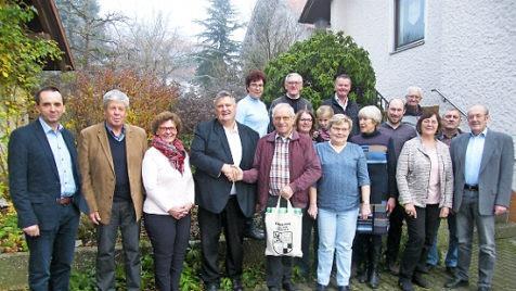 B&uuml;rgermeister Gerhard Schneider, Familie und Freunde gratulierten Hans Matussek. Foto: Werner Rei&szlig;aus