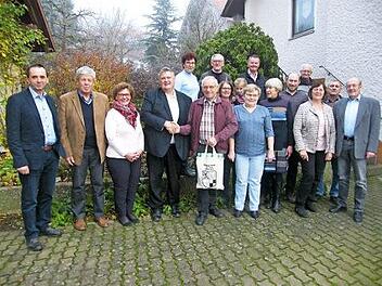 Bürgermeister Gerhard Schneider, Familie und Freunde gratulierten Hans Matussek. Foto: Werner Reißaus