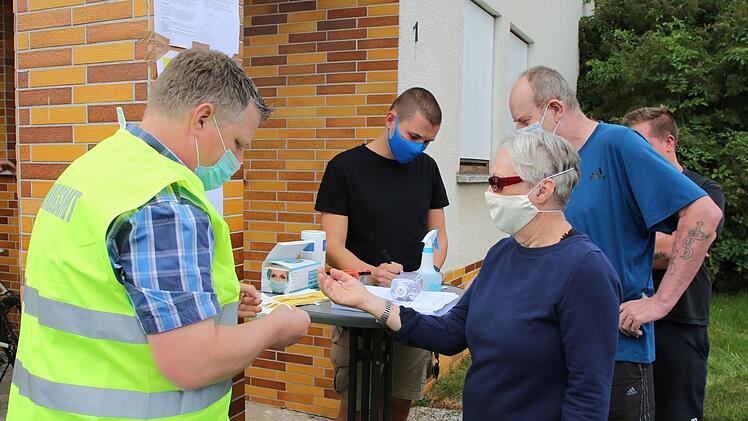 Der Spaziergang wurde von Hygienemaßnahmen begleitet: Alle Teilnehmer mussten sich vorab bei der Verwaltung anmelden. Wegen des großen Andrangs wurden die interessierten Bürger am Dienstag dann in zwei Gruppen geteilt. Foto: Bettina Knauth