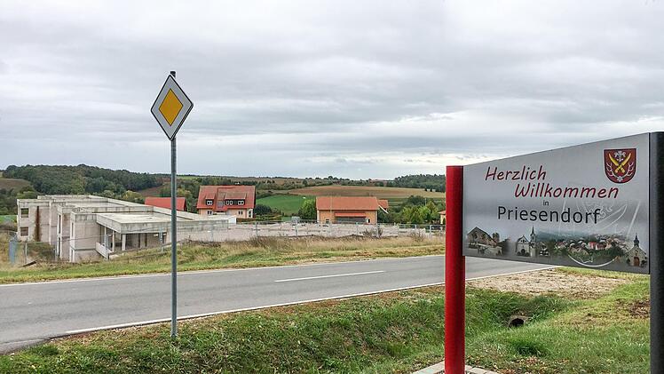 Der Baukörper für die Senioreneinrichtung, die im Osten Priesendorfs entstehen soll, sticht ins Auge. Foto: Anette Schreiber