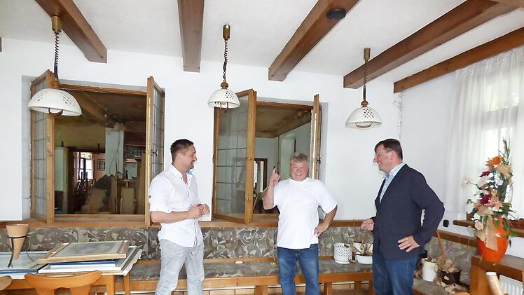 Die neuen Besitzer Christian Kress und Robert Schuster zeigen Bürgermeister Alwin Gebhardt (r.) den Nebenraum des ehemaligen Gasthauses „Zur Eisenbahn“.