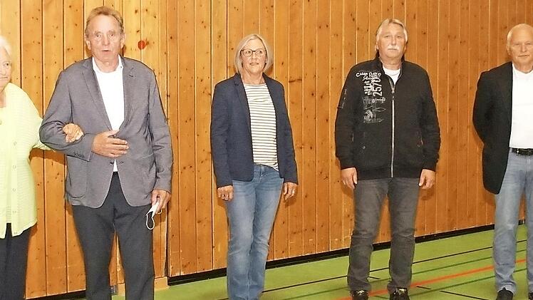 Auch einige der treuen Seelen, die dem Verein bereits 60 Jahre die Stange halten, waren gekommen. Monika Reinlein (Zweite von links) blickt sogar auf 70 Jahre Mitgliedschaft zurück.
