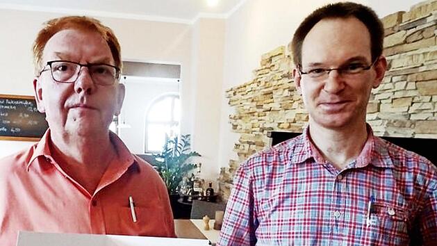Vorsitzender Ottmar Beierl (links) ehrte den Funkamateur Daniel Niedermayer für 25 Jahre Zugehörigkeit zum DARC.