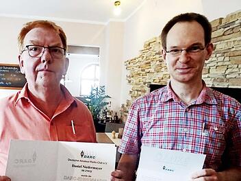 Vorsitzender Ottmar Beierl (links) ehrte den Funkamateur Daniel Niedermayer für 25 Jahre Zugehörigkeit zum DARC.