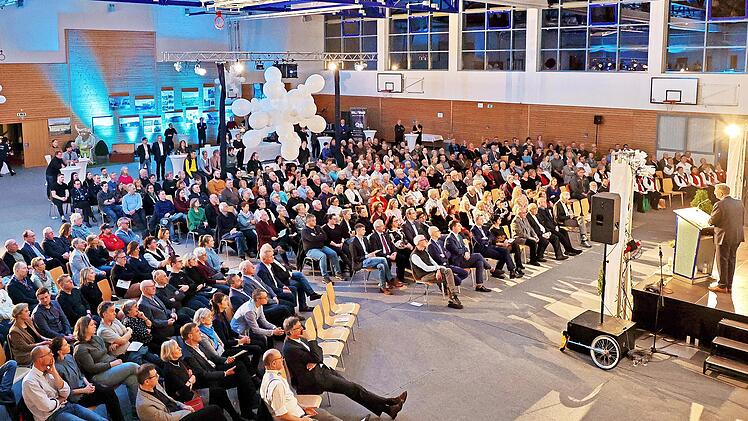 Mehr als 450 G&auml;ste kamen zum Neujahrsempfang der Gemeinde in die Aurachtalhalle.