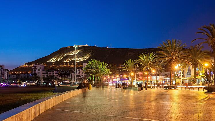 Die marokkanische Stadt Agadir bei Nacht