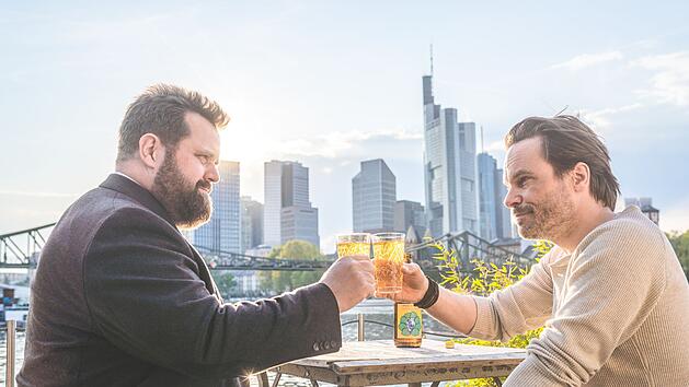 Benni Hornberg (Antoine Monot, Jr., links) und Pritvatdetektiv Leo Oswald (Wanja Mues) k&ouml;nnen sich schon seit 2014 aufeinander verlassen. 2027 soll "Ein Fall f&uuml;r zwei" jedoch enden.