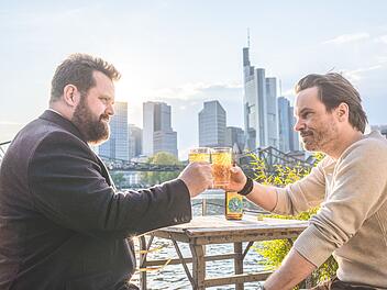 Benni Hornberg (Antoine Monot, Jr., links) und Pritvatdetektiv Leo Oswald (Wanja Mues) k&ouml;nnen sich schon seit 2014 aufeinander verlassen. 2027 soll "Ein Fall f&uuml;r zwei" jedoch enden.