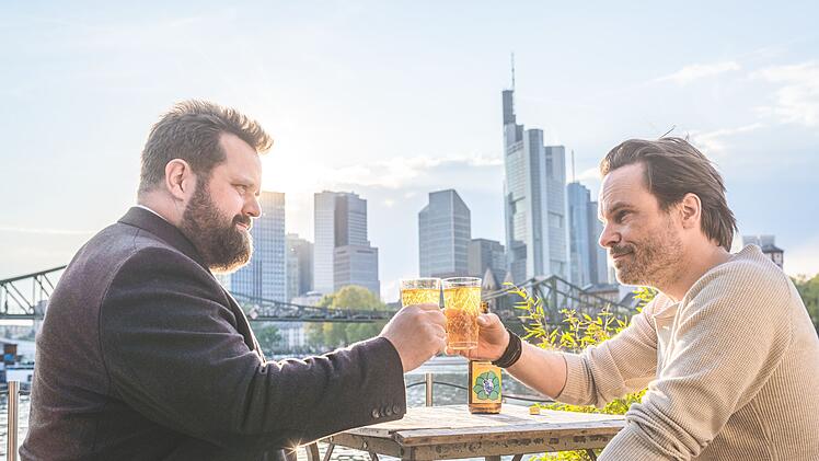 Benni Hornberg (Antoine Monot, Jr., links) und Pritvatdetektiv Leo Oswald (Wanja Mues) k&ouml;nnen sich schon seit 2014 aufeinander verlassen. 2027 soll "Ein Fall f&uuml;r zwei" jedoch enden.
