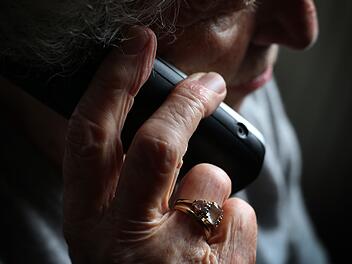 &Auml;ltere Frau telefoniert