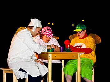 Papa, Mama und Glüwi trugen phantasievolle Kostüme, die in der Behinderteneinrichtung geschneidert wurden.  Fotos: Sonja Werner