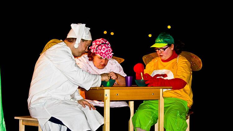 Papa, Mama und Glüwi trugen phantasievolle Kostüme, die in der Behinderteneinrichtung geschneidert wurden.  Fotos: Sonja Werner