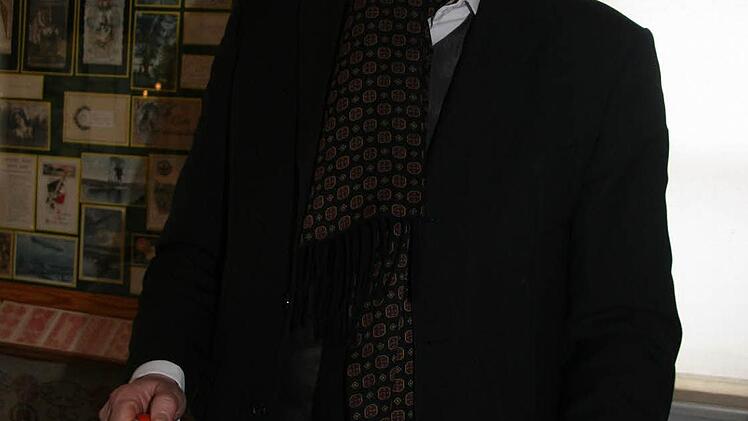 Ein Service mit GOldrand hat Bürgermeister Wolfrum aus privaten Beständen beigesteuert.