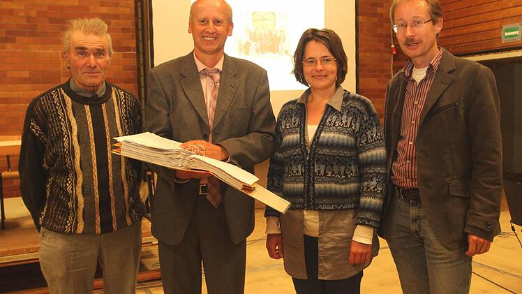 Die Planungen für die Dorferneuerung und das Gemeinschaftshaus stellten (von links) der örtliche Beauftragte Josef Bauer, Bürgermeister Stefan Paulus, Stadtplanerin Yvonne Slanz und Johannes Krüger vor.