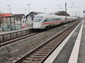 Nach dem jetzigen Stand müssen die Eggolsheimer noch einige Zeit mit dem Lärm der Züge leben. Foto: Hofbauer