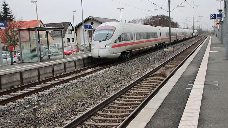 Nach dem jetzigen Stand müssen die Eggolsheimer noch einige Zeit mit dem Lärm der Züge leben. Foto: Hofbauer