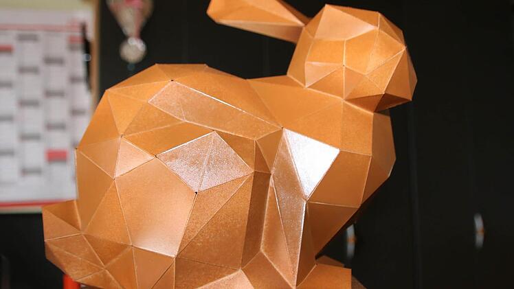 Walter Kestler aus Haßfurt bringt sich ständig neue Techniken bei. Hier hat er einen Osterhasen aus Tonpapier gefaltet. Mit dieser Falttechnik entstehen nun auch Figuren für moderne, reduzierte Weihnachtskrippen. Foto: Friederike Stark