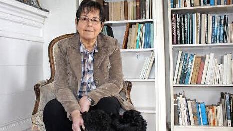 Auf den ersten Blick könnte man denken, dass Alexandra von Harwarth in ihrem Wohnzimmer sitzt. Doch in Wirklichkeit handelt es sich um den Jagdsaal - das Trauzimmer des Schlosses. Die familiäre und heimelige Atmosphäre steht bei den Paaren hoch im Kurs.