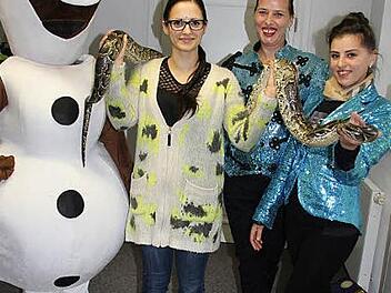Kein Angst vor großen Tieren: FT-Medienberaterin Madlien Podelleck (Zweite von links) hat sich mit Olaf und Otto, der Würgeschlange, sofort angefreundet und sich die Tiger-Python von Diana und Angela schnell mal um die Schulter hängen lassen. Foto: Ralf Kestel