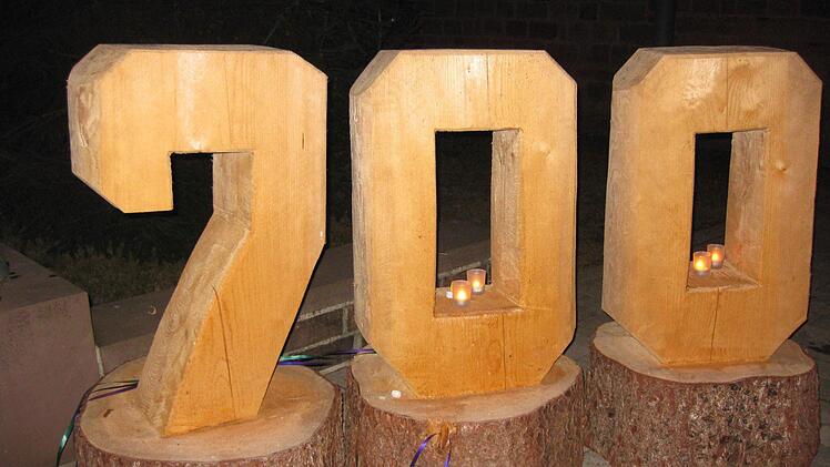 Martin Müller aus Schmittrain hat die wichtigste Zahl des Jahres mit der Motorsäge gefertigt und der Gemeinde geschenkt. Foto: Beatrix Lieb