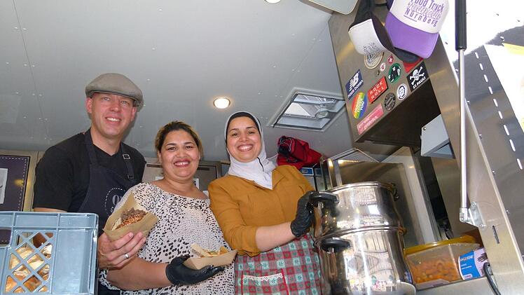 Original Couscous aus Marokko kredenzten am "Food Truck" Martin Ringler, Hanane Hoummani und ihre Schwester Mara.
