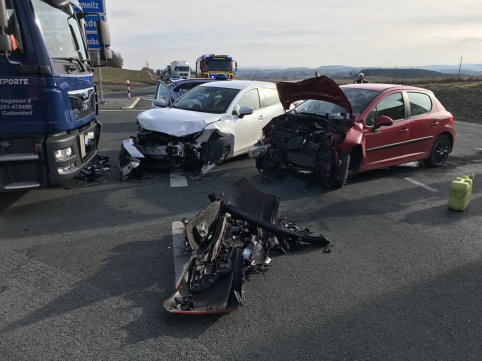 Hof:Unfall auf der A72 mit mehreren Fahrzeugen und Verletzten