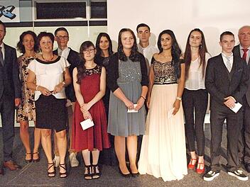 Ehrung der Schulbesten der Herzog-Otto-Mittelschule: v. l. Bürgermeister Andreas Hügerich, Schulrätin Stefanie Mayr-Leidnecker, Konrektorin Silke Fischer, Gerald Brodkorb, Saskia Günther, Karina Centea, Michaela Schmit, Danny Murmurachi, Hakare Fedaa, Anamaria Paraschiv, Conny Flieger und Rektor Wolfgang Fischer Foto: Alfred Thieret