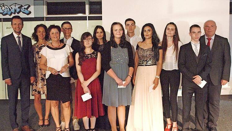Ehrung der Schulbesten der Herzog-Otto-Mittelschule: v. l. Bürgermeister Andreas Hügerich, Schulrätin Stefanie Mayr-Leidnecker, Konrektorin Silke Fischer, Gerald Brodkorb, Saskia Günther, Karina Centea, Michaela Schmit, Danny Murmurachi, Hakare Fedaa, Anamaria Paraschiv, Conny Flieger und Rektor Wolfgang Fischer Foto: Alfred Thieret