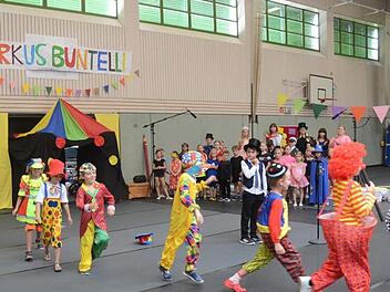 Im Zirkus Buntelli zeigen viele kleine Akrobaten und Clowns ihr Können. K.-H. Hofmann