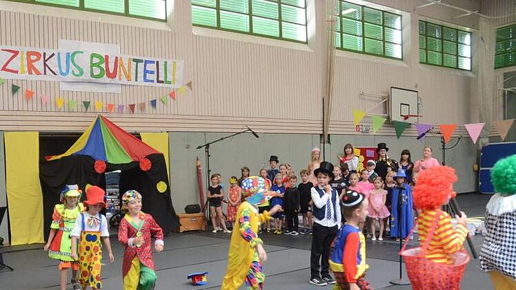 Im Zirkus Buntelli zeigen viele kleine Akrobaten und Clowns ihr Können. K.-H. Hofmann