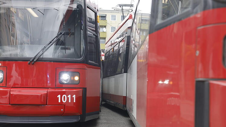 Straßenbahn-Unfall in Nürnberg: Nach "Auffahrunfall" - Tram springt aus Gleis gesprungen