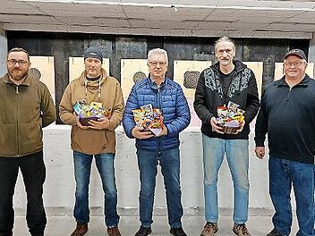 Die Funktion&auml;re und Sieger des Kleinkaliber-Jagdschie&szlig;ens freuten sich &uuml;ber die Erfolge: (von links) Philipp He&szlig;, Alex Waigand, Willi Weber, Burkard Bischof und Artur Haupt.