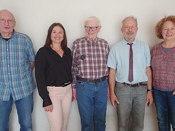 Gratulation zum runden Geburtstag: (von links) M&auml;nnerchorsprecher Hartmut Gro&szlig;mann, Chorleiterin Ganna Kravchenko, Jubilar Horst Hippler, 1. Vorsitzender Dr. Ulrich Martens und 2. Vorsitzende Margot Heilmann.