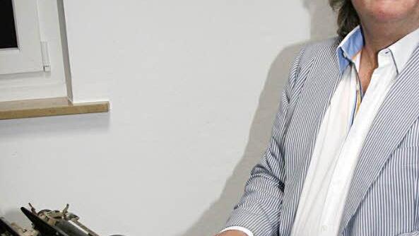 Helmut Schiffner an einer alten Schreibmaschine. Er ist der kreative Kopf von Datex-Perfekt, der immer auf der Suche nach neuen Marktfeldern ist. Er ist überzeugt, dass Facebook und Co überschätzt werden und dass das Telefon ein Comeback erleben wird.