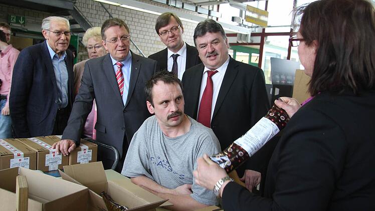 Doris Küffner zeigt den Ehrengästen, dass auch die Firma Raps in der Werkstatt Mischkartons konfektionieren lässt.