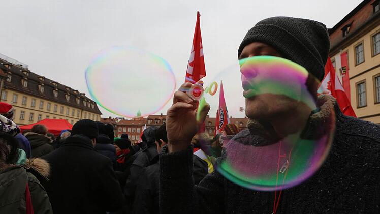 Der Kreativität war im Kampf gegen Rechtsextremismus am Samstag in Bamberg keine Grenzen gesetzt. Foto: Barbara Herbst